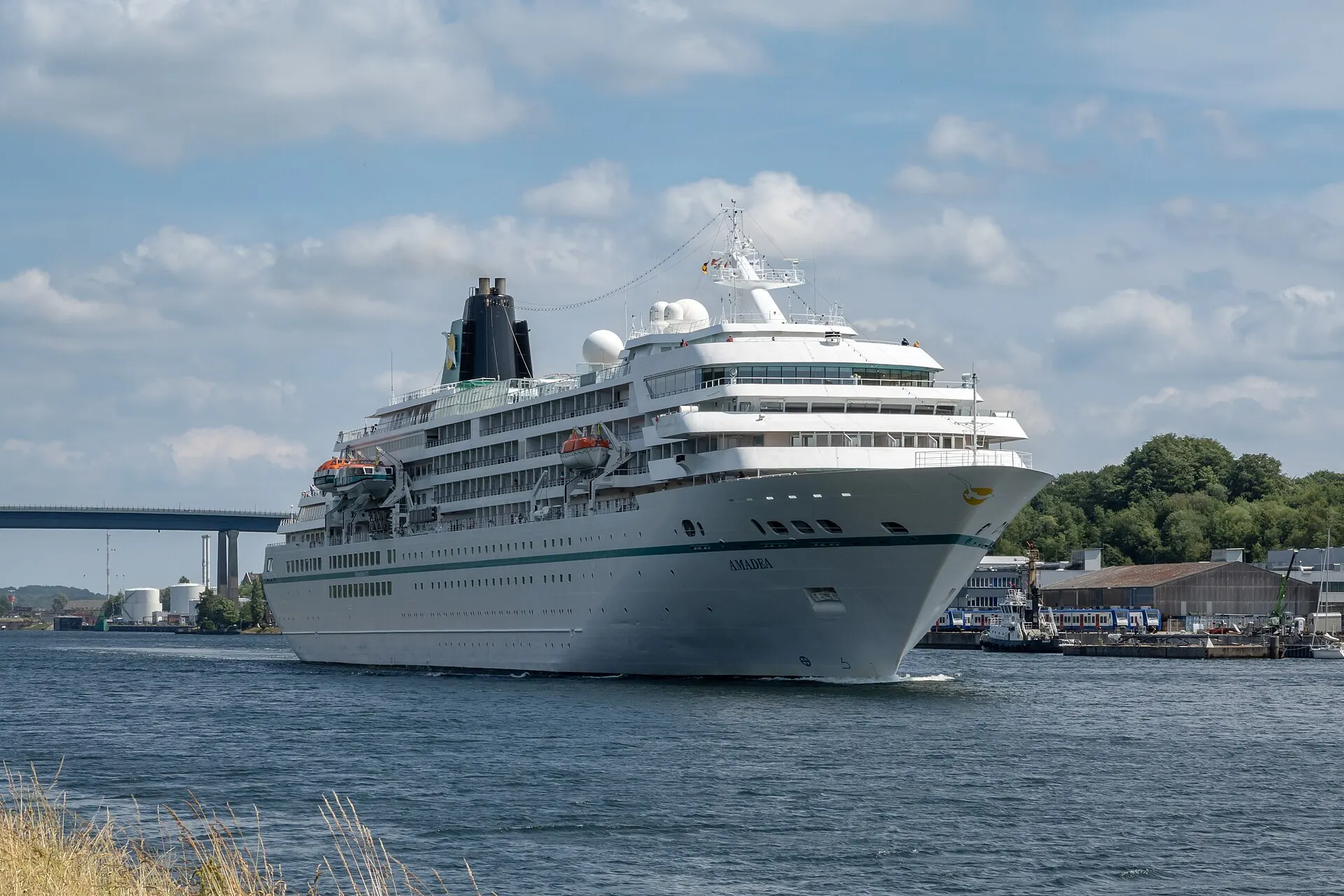Kreuzfahrtschiff auf dem Nord-Ostsee-Kanal bei Kiel-Altenholz